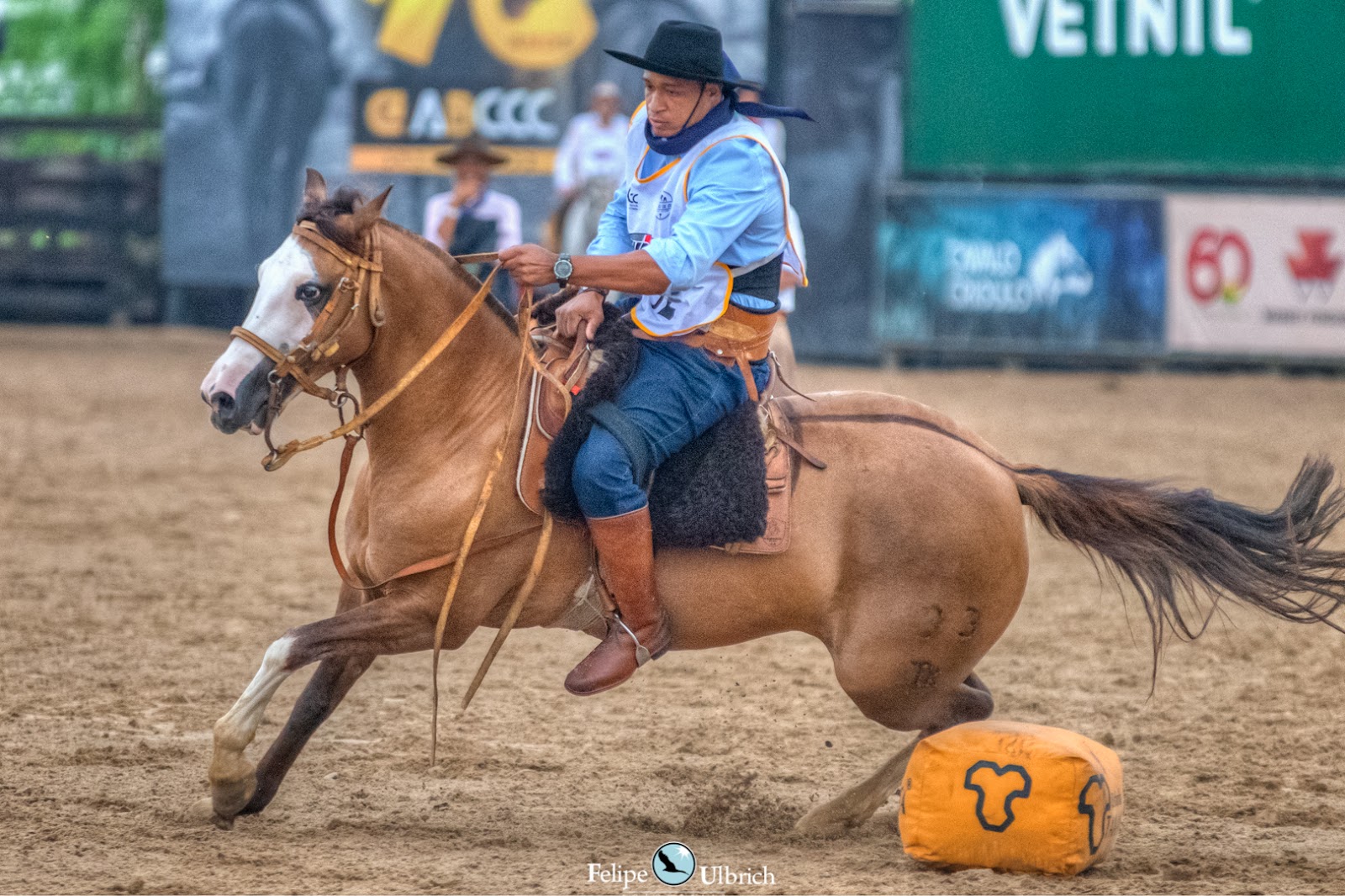 Itano Kelvin Pereira Figueiredo montando El Barquero 33 Chubut