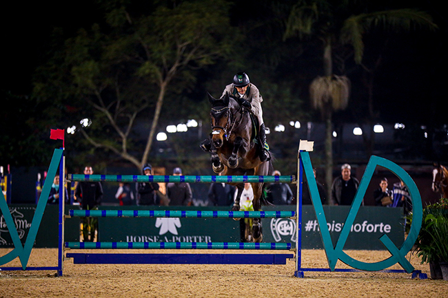 A dupla campeã Raphael e Amazing Blue Império Egípcio em salto perfeito